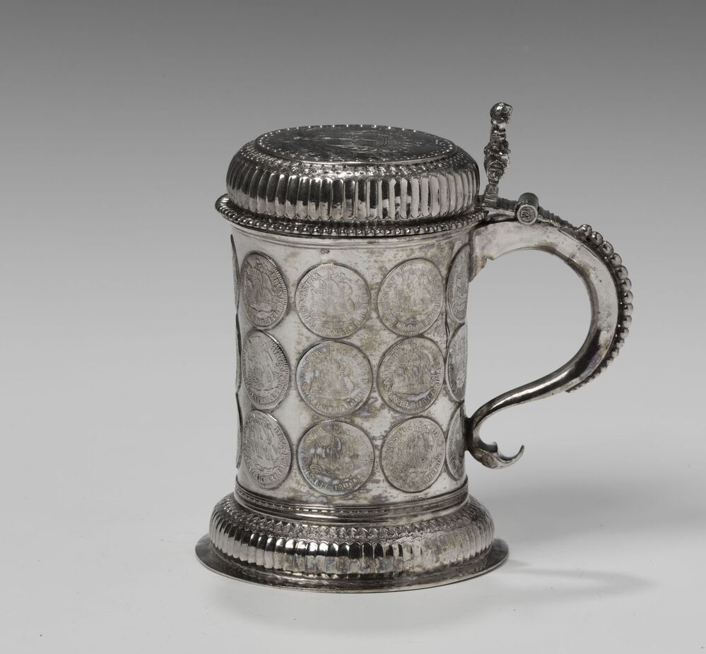 Muntbeker of oordspul met ingelaten munten