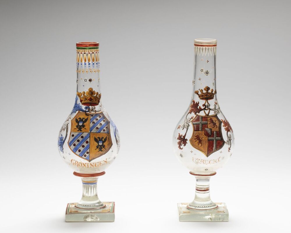 Vazen met het wapen van Groningen en Utrecht