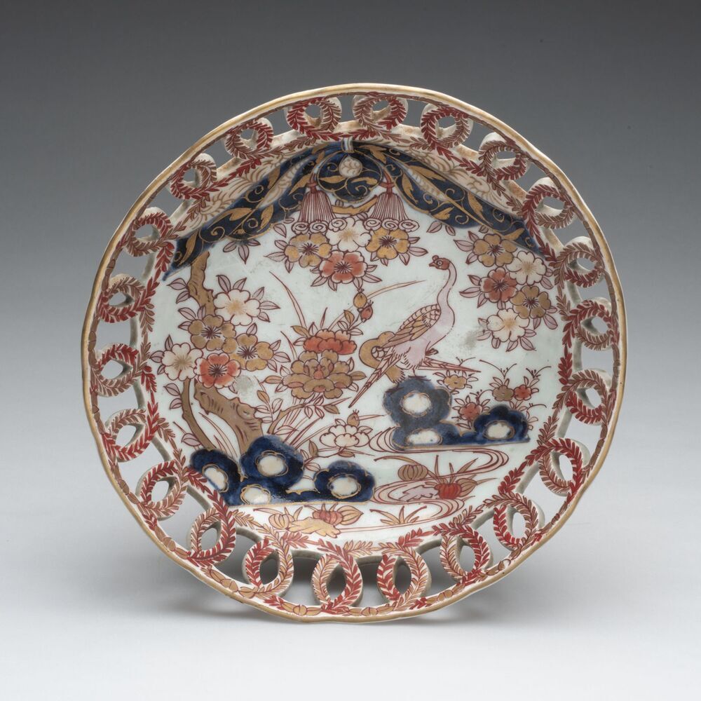 Kom met opengewerkte rand