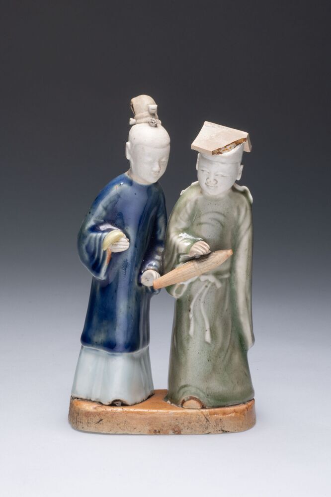 Een heer in officiële hoofdtooi en een dame