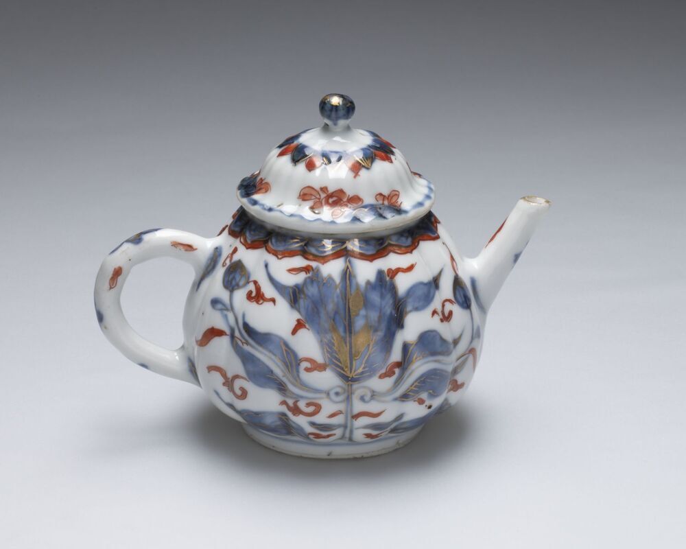 Theepot met niet-bijbehorend deksel