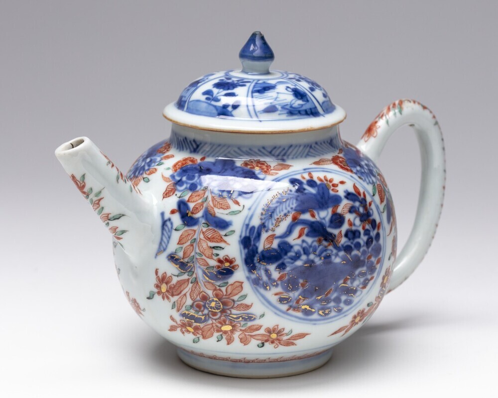 Theepot met niet-bijbehorend deksel