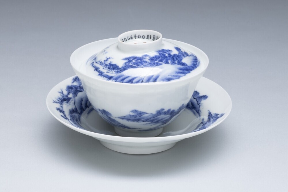 Kop met deksel en schotel