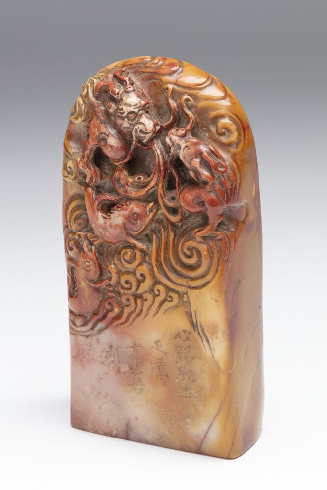 Zegelstempel met draken en vissen