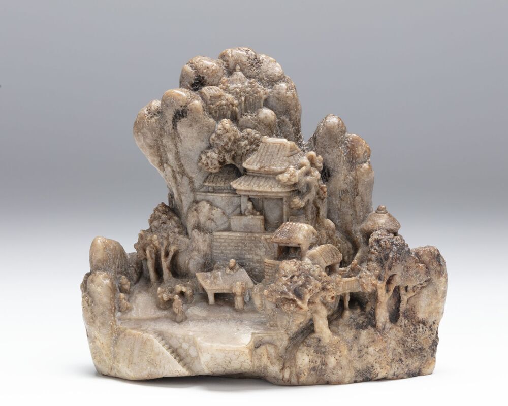 Berglandschap met gebouwen en bomen