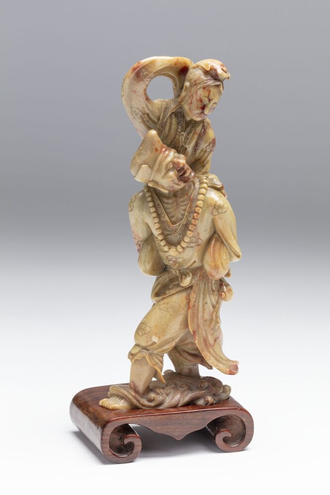 Man draagt een vrouw op zijn rug