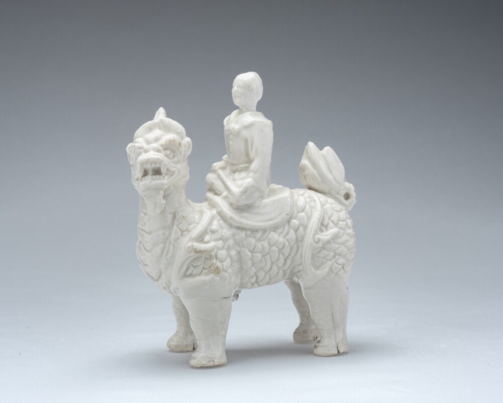 Beeldje van een Europeaan op een qilin