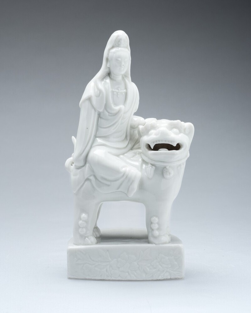 Beeldje van Guanyin op een shishi/ boeddhistische leeuw
