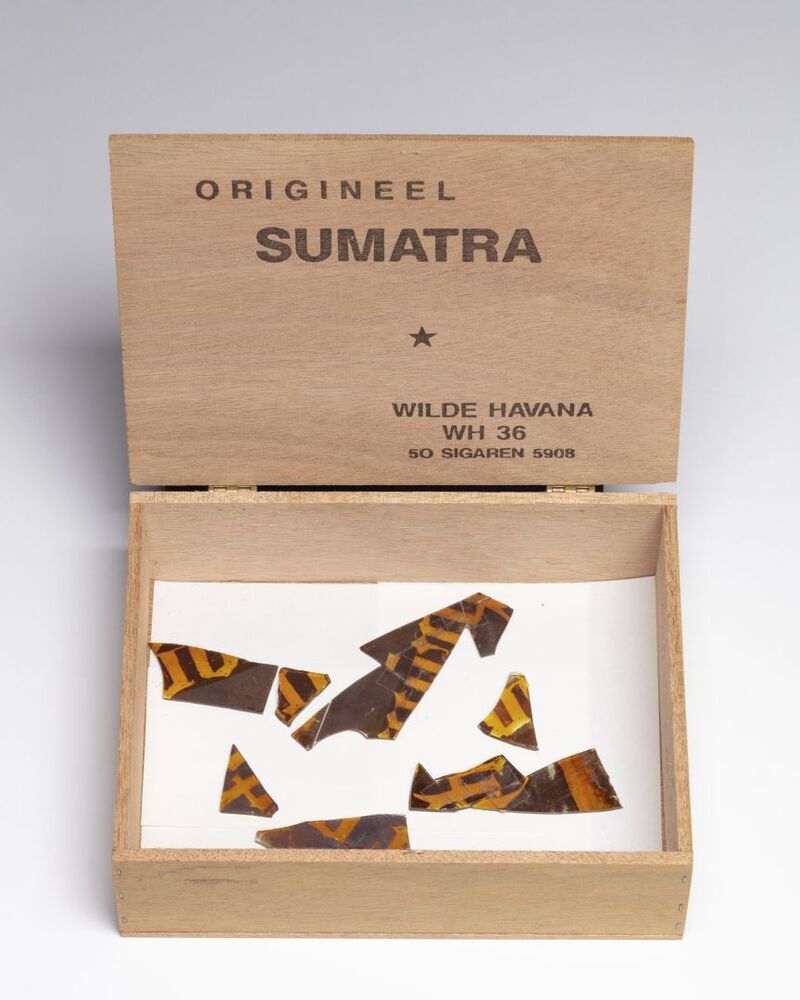 Glasscherven met Gotische letters