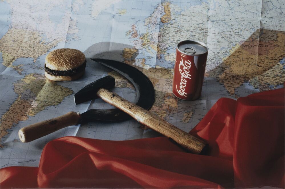 Hamer, sikkel en Cola blik op landkaart