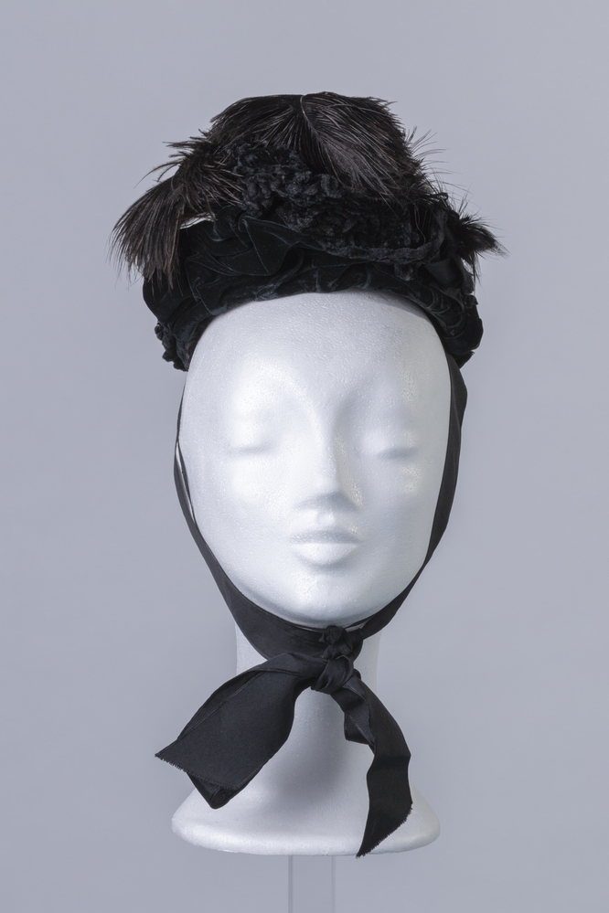Vrouwenhoed met zwarte struisvogelveren en kralen