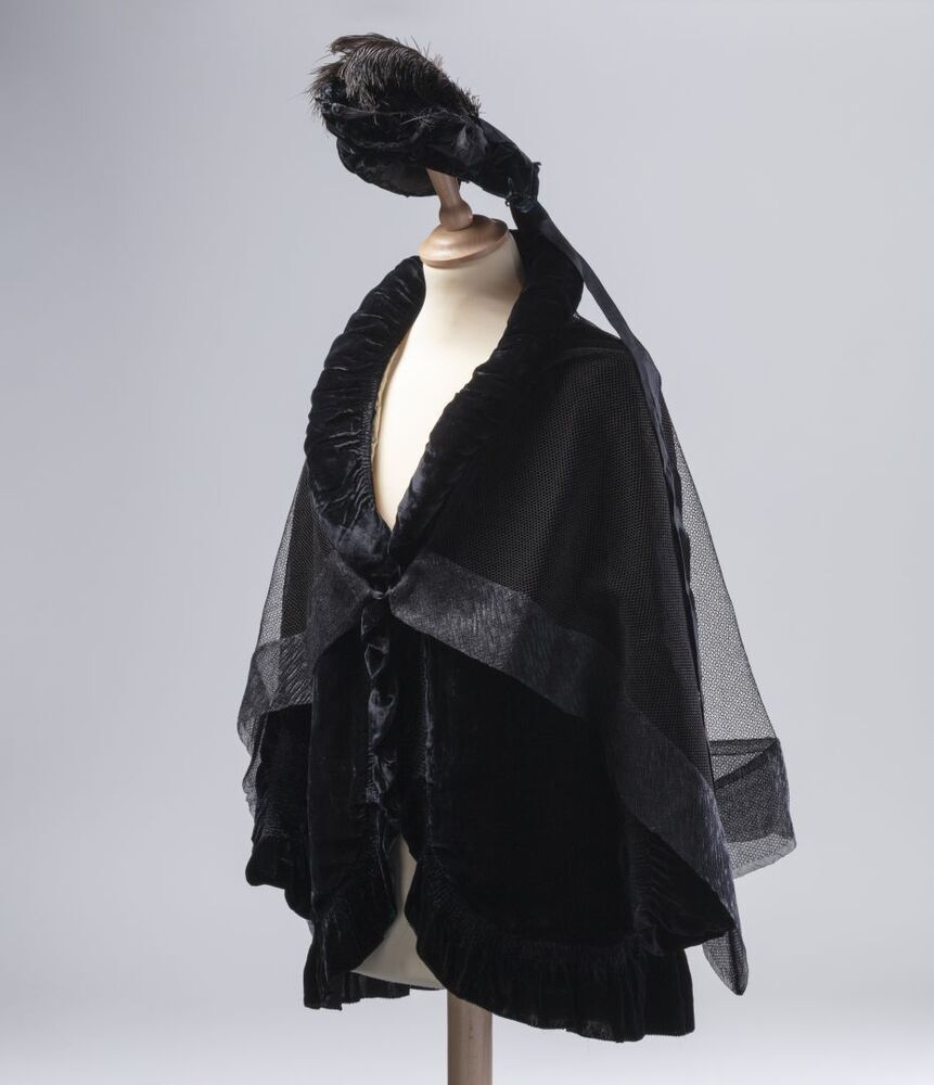 Hoedje met bijpassend jasje en omslagdoek