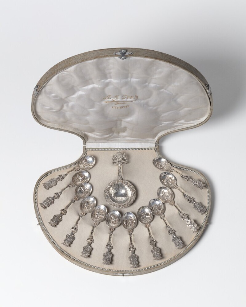 Foudraal met twaalf theelepels en theezeefje