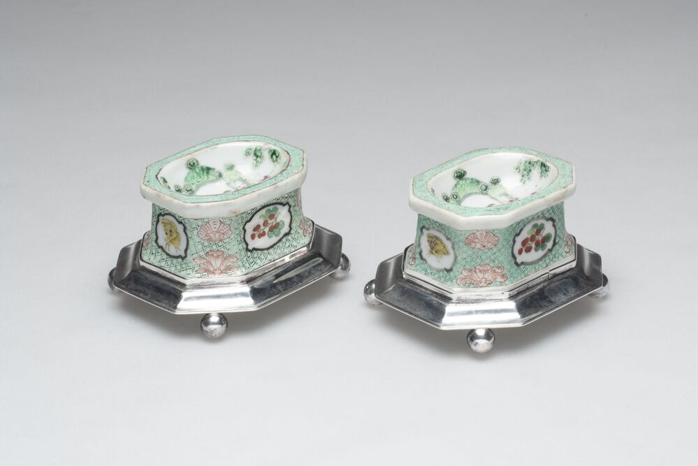 Achtkantig zoutvat met zilveren montuur