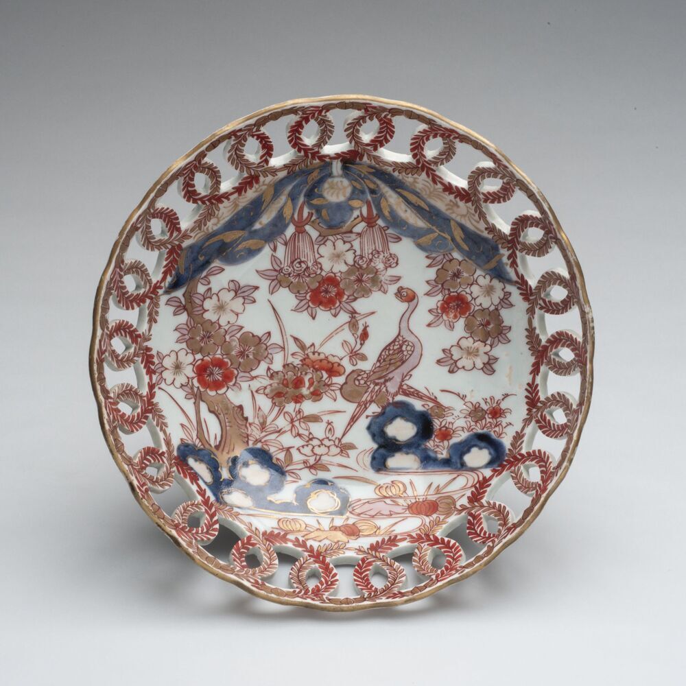 Kom met opengewerkte rand