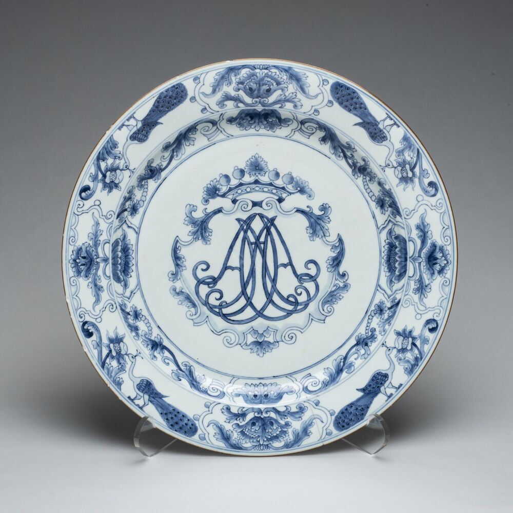 Schotel met spiegelmonogram