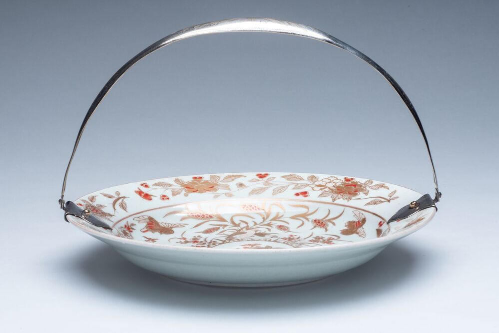 Schotel met zilveren hengsel