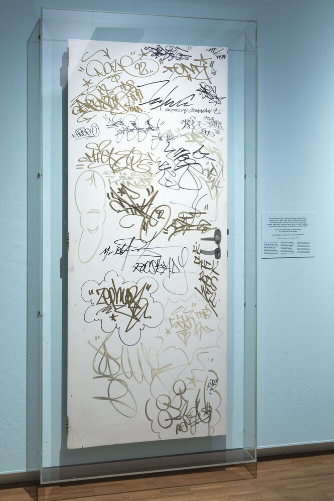 Deur met tags van New Yorkse en Groningse graffitikunstenaars