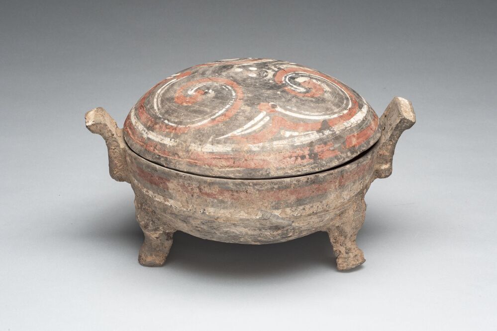 Dekselkom op pootjes