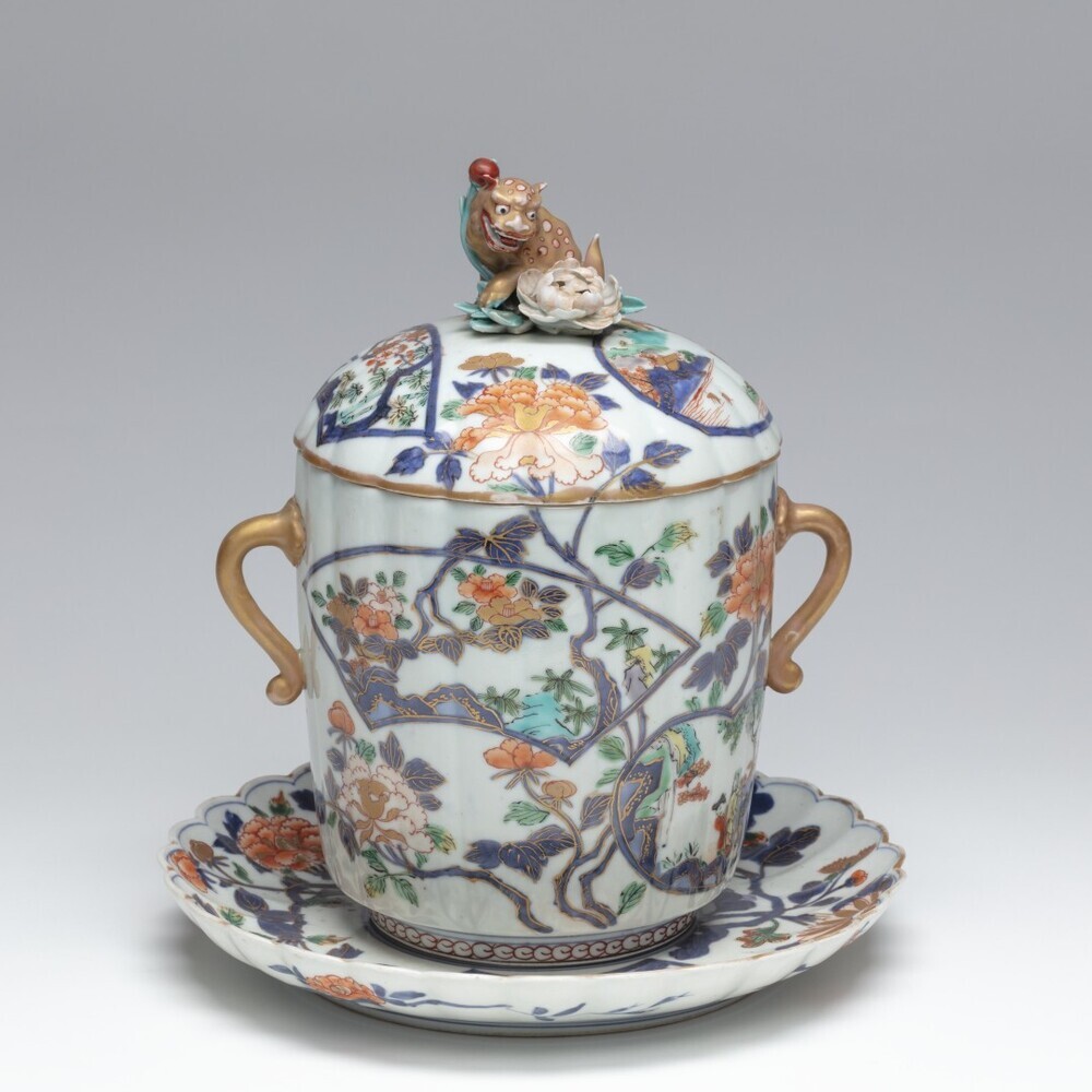 Kastanjepot met deksel en onderschotel