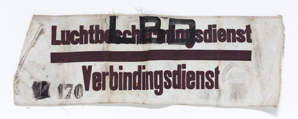 Armband Luchtbeschermingsdienst/ Verbindingsdienst met stempel Groningen, drie stuks