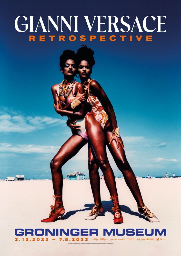 Tentoonstellingsaffiche 'Gianni Versace Retrospective'. Groninger Museum, 3 december 2022 t/m 7 mei 2023