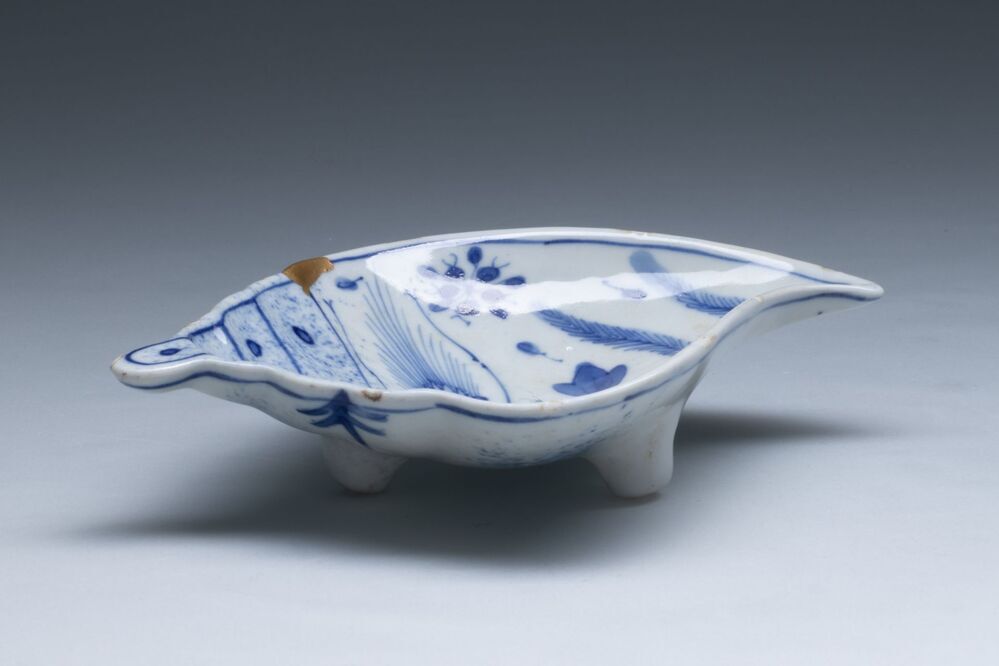 Schelpvormige schaal op pootjes