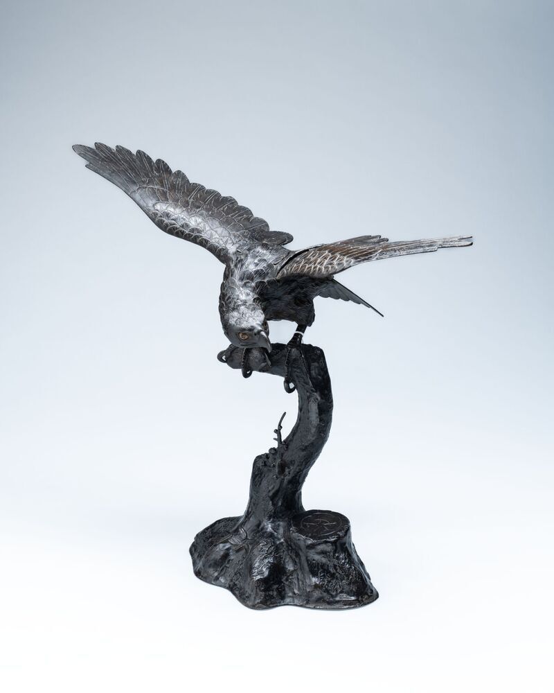 Bronzen beeld van een roofvogel
