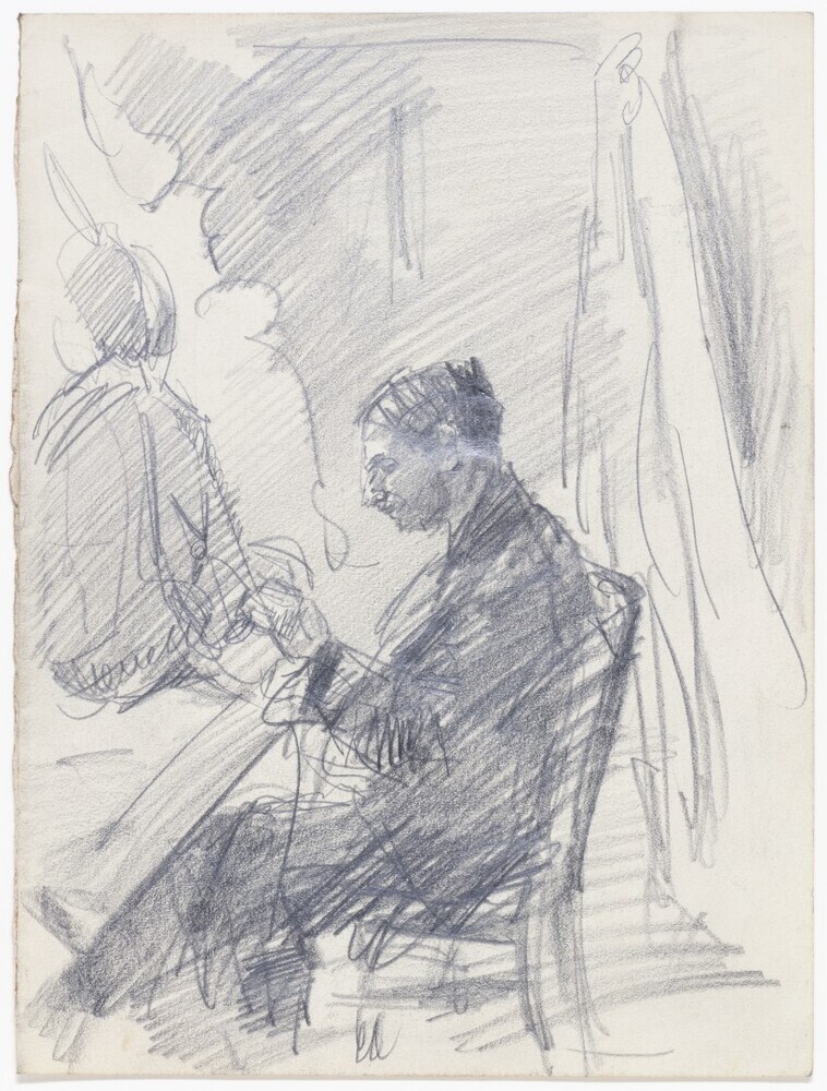 man zittend op stoel