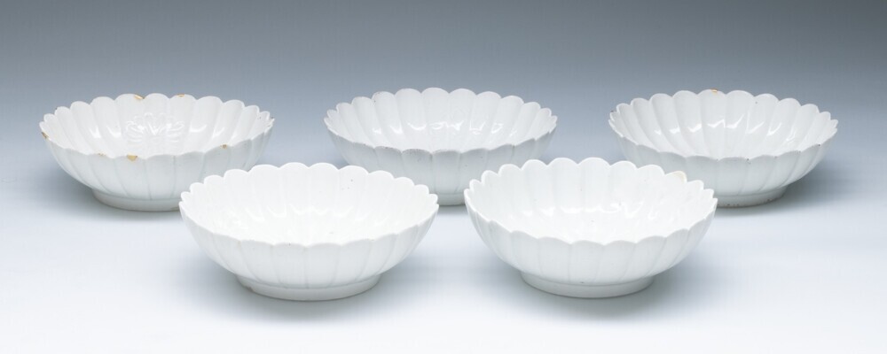 Set van kleine chrysantvormige kommen