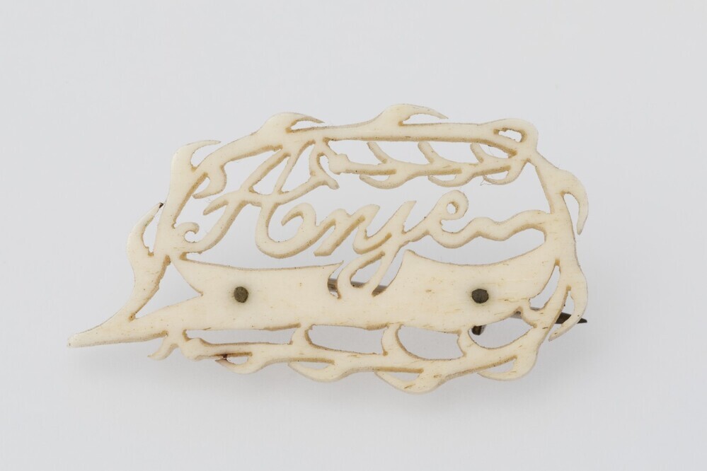 Vier broches van been