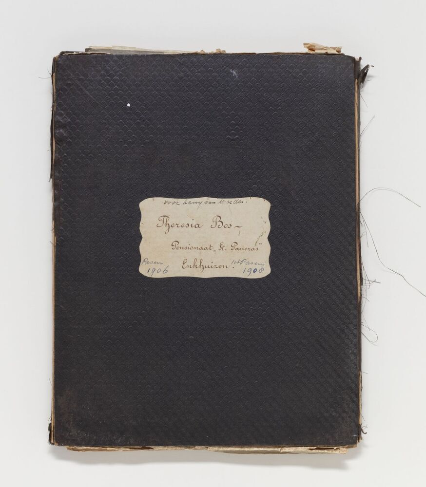 Map met tekeningen waaronder bloemen