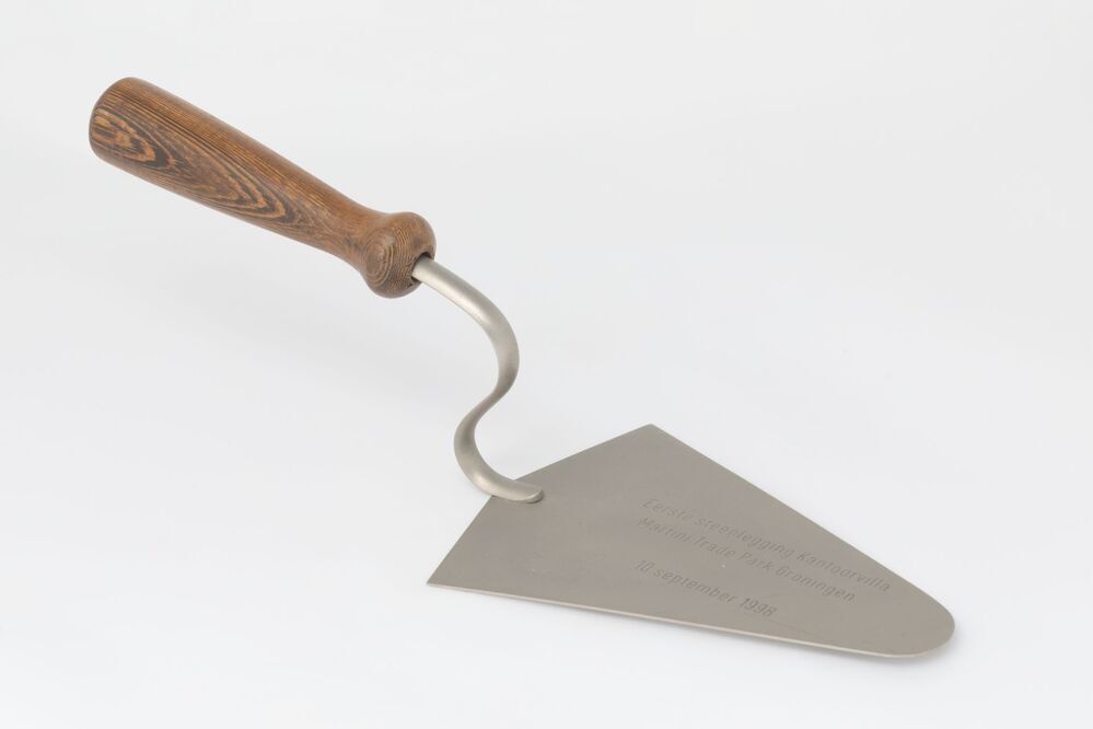 Troffel eerste steenlegging kantoorvilla Martini Trade Park Groningen 10 september 1998