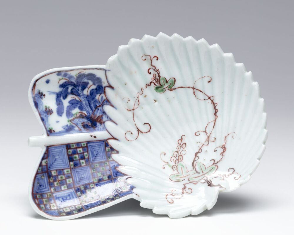 Schaaltje gevormd als waaier met chrysant