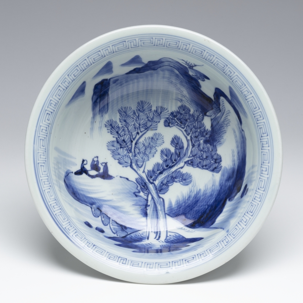 Diepe kom op hoge voet