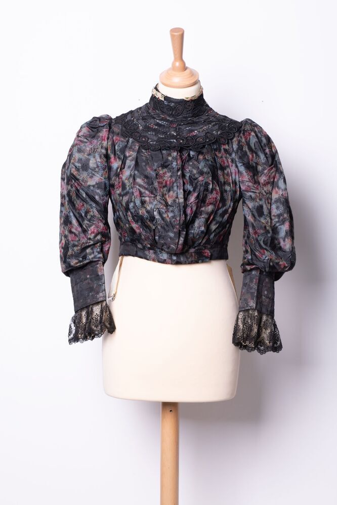 Jak in zwart, grijs en rood en kant