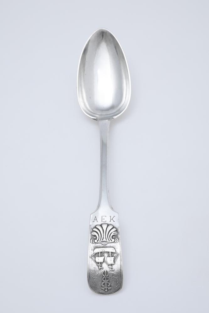 Oostzeelepel met tweemastzeilschip