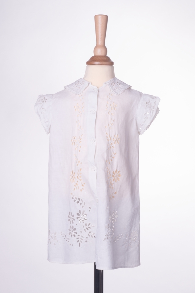 Kinderjurkje wit met broderie