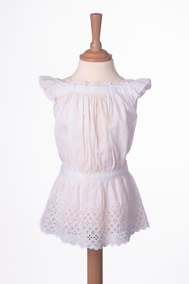 Kinderjurk van wit katoen