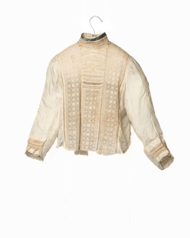 Crèmekleurige blouse van (vermoedelijk) zijde met gehaakt kant