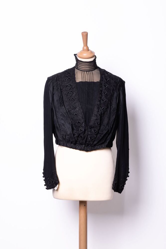 Zwart lijfje met rok en ceintuur