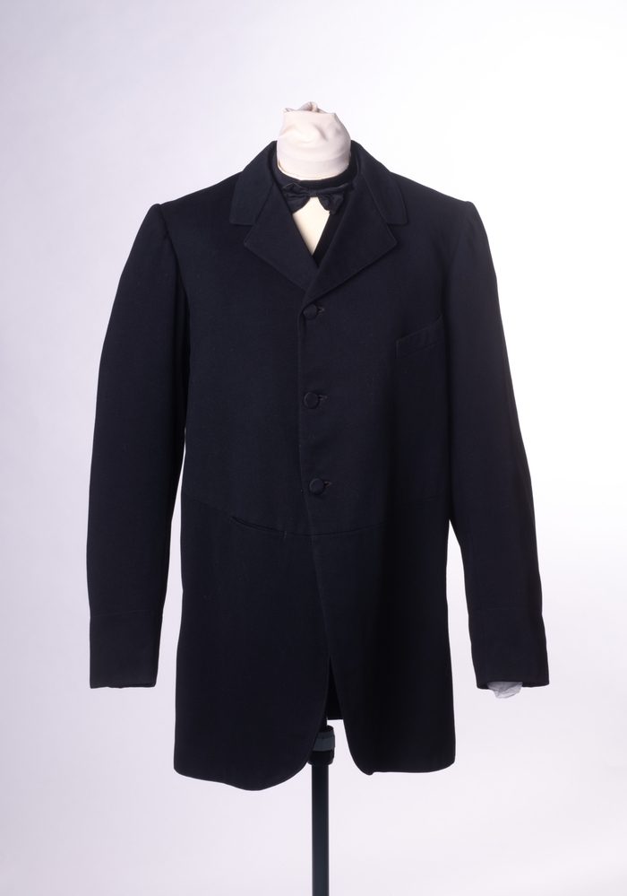 Zwarte colbert, gilet en befje