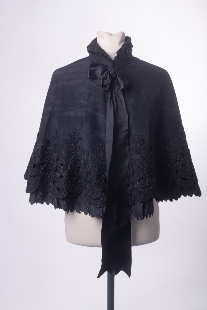 Zwarte cape/pelerine met broderie en steentjes