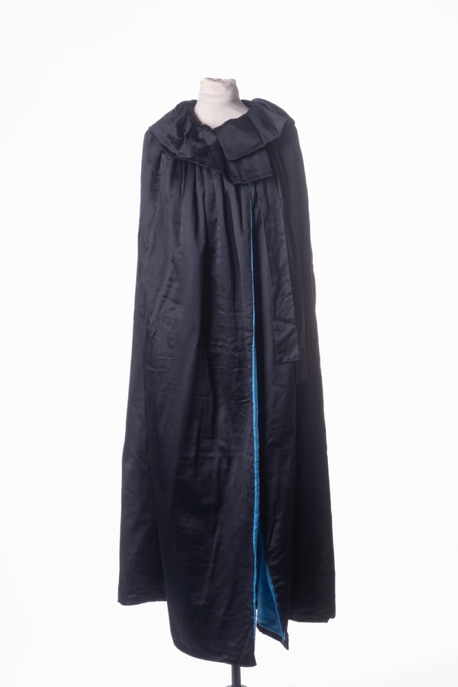 Zwarte cape van satijn