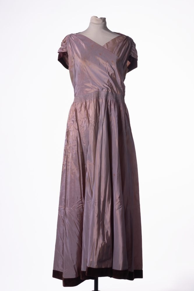 Oudroze zijden avondjapon met bruin fluweel