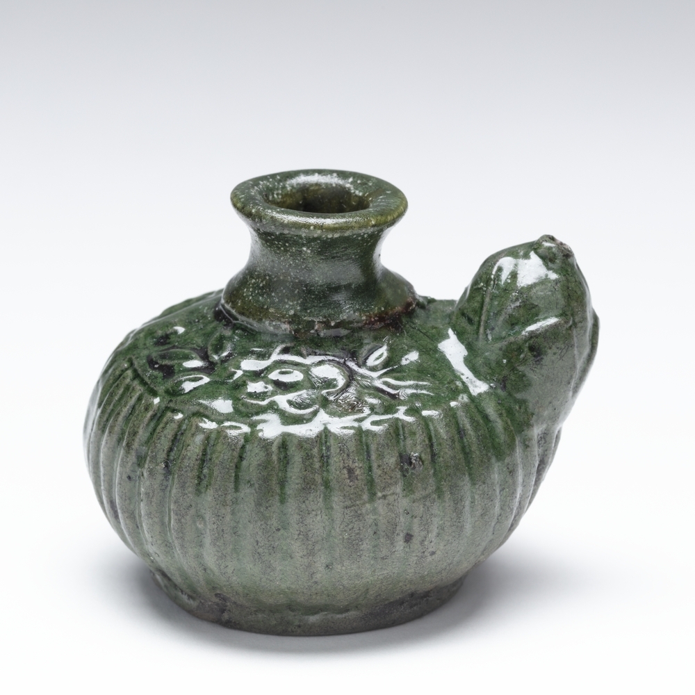 Waterdruppelaar in de vorm van een miniatuur kendi