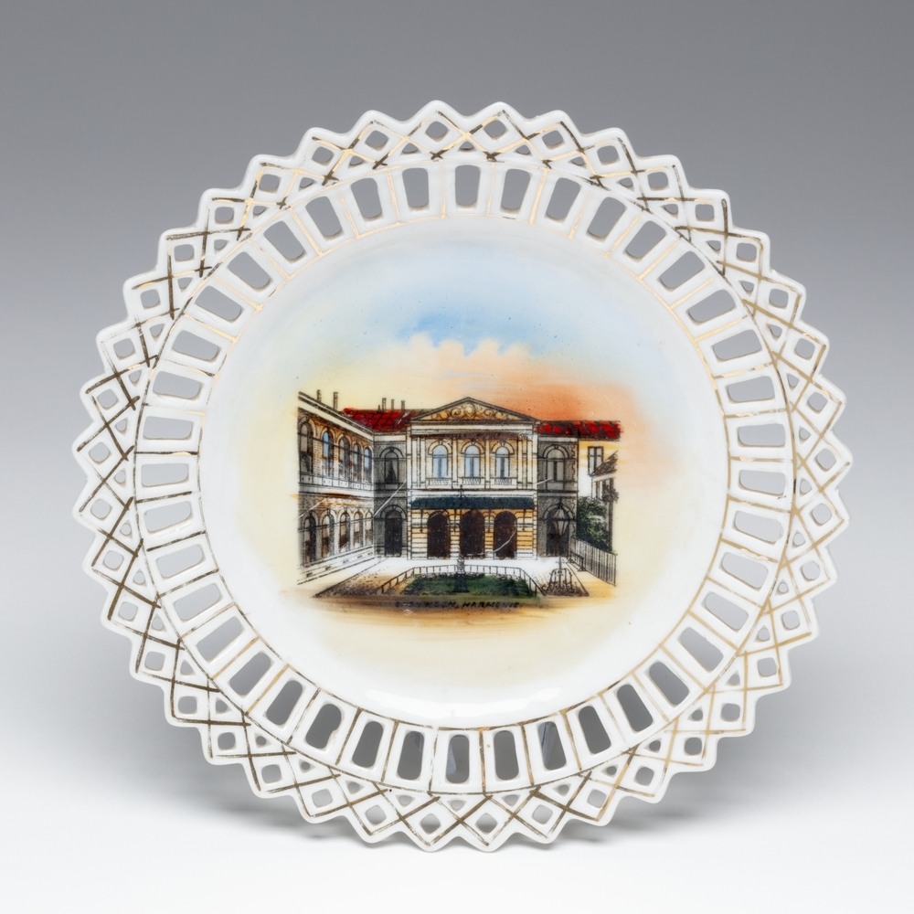 Ajour schoteltje met afbeelding van het Harmoniegebouw Groningen