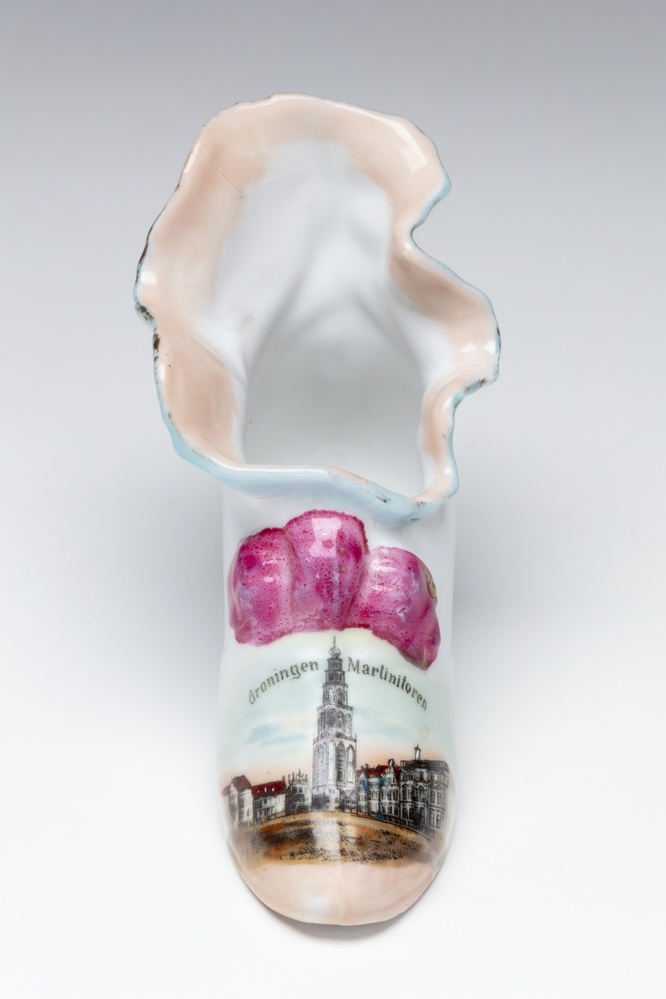 Porseleinen schoen met afbeelding van de Martinitoren Groningen