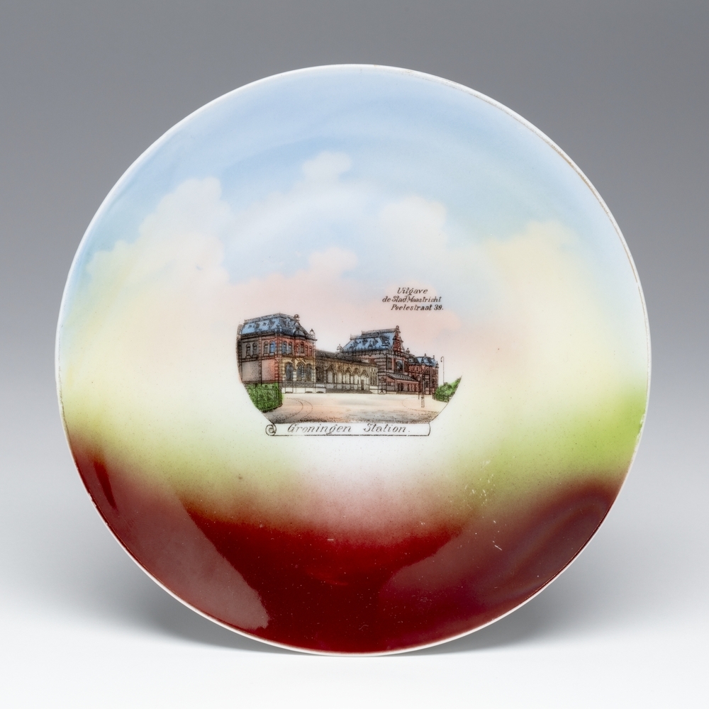 Bord met afbeelding van het hoofdstation Groningen