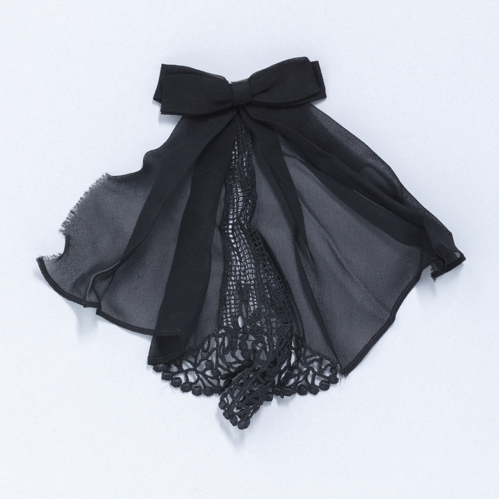 Speld met zwarte strik